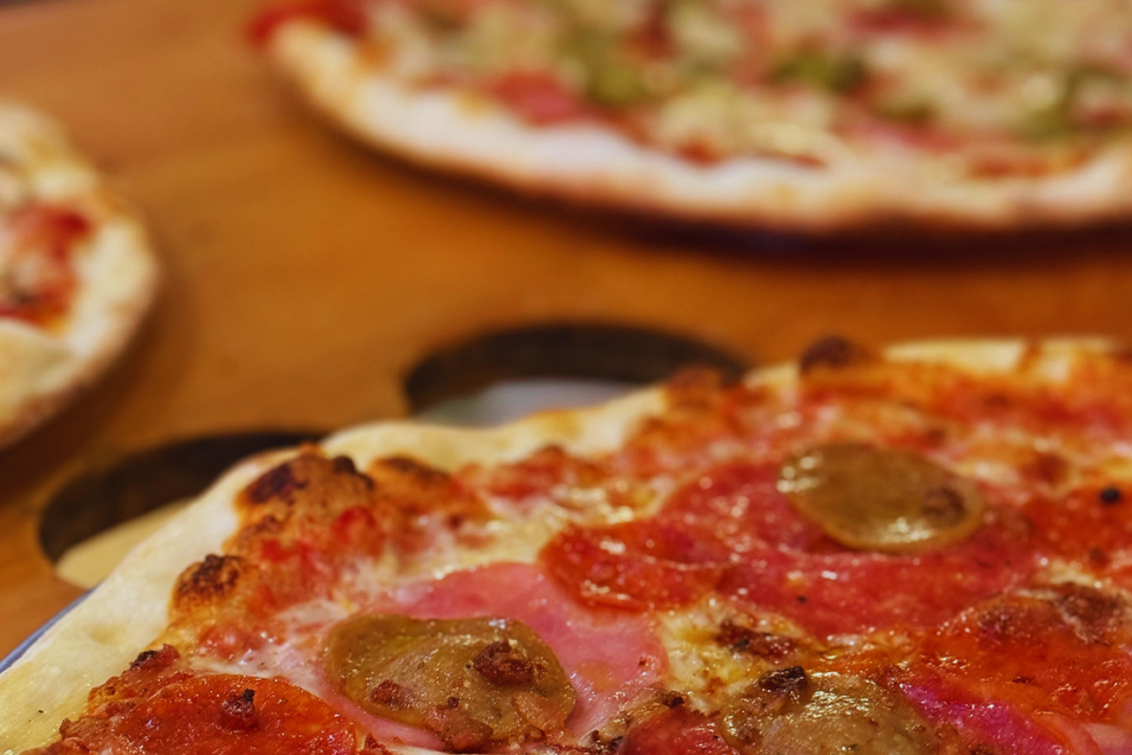 wiseguy pizza pie | crispy pizza crust | NY style pizza | boise pizza | fresh pizza dough | hand tossed pizza | pizza crust crunch | stone deck pizza | pizza boise